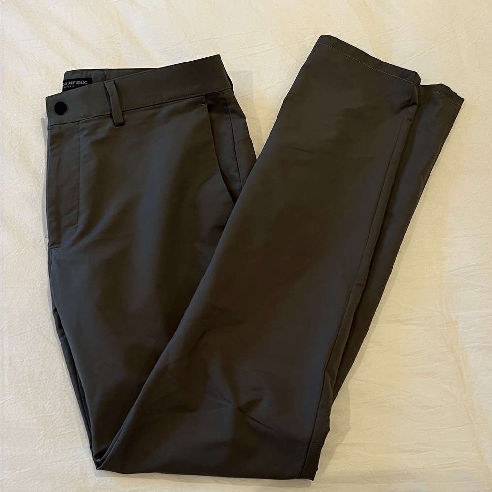 Banana Republic pants with Tapered Leg and slim Modern Fit